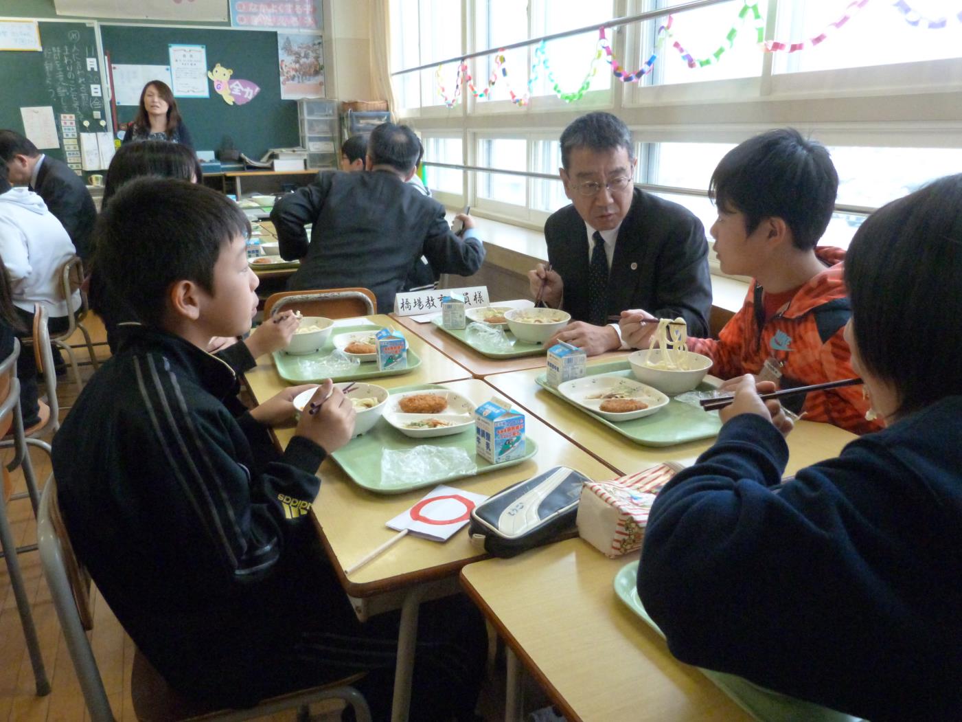 橋場委員視察給食