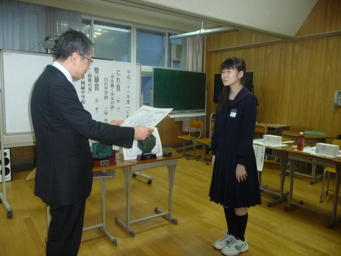 『にれ』賞授与式小野さん