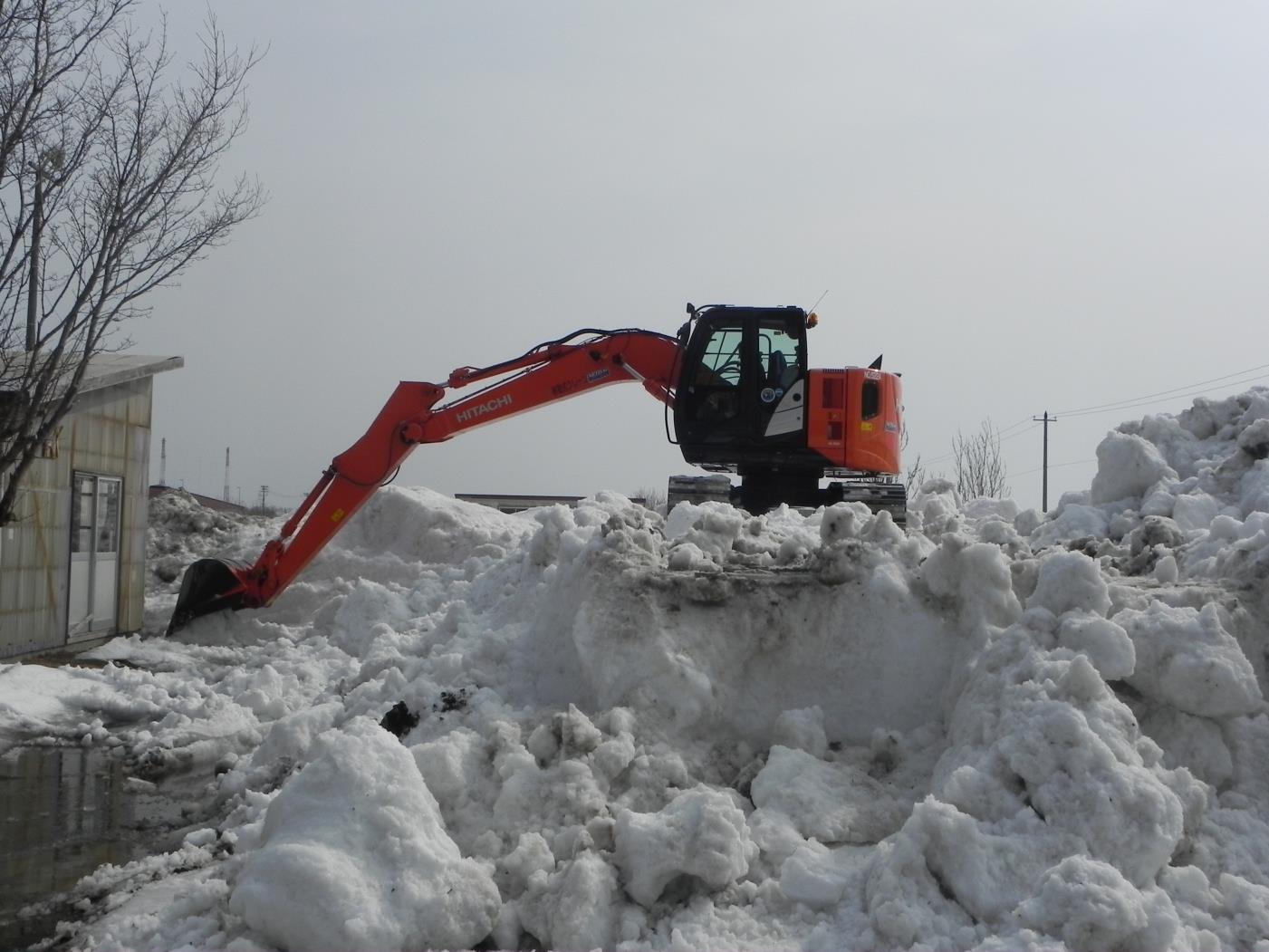 早く外で遊べるように 地元建設業者が雪割り作業 稚内市声問小 北海道通信社 Dotsu Net 日刊教育版
