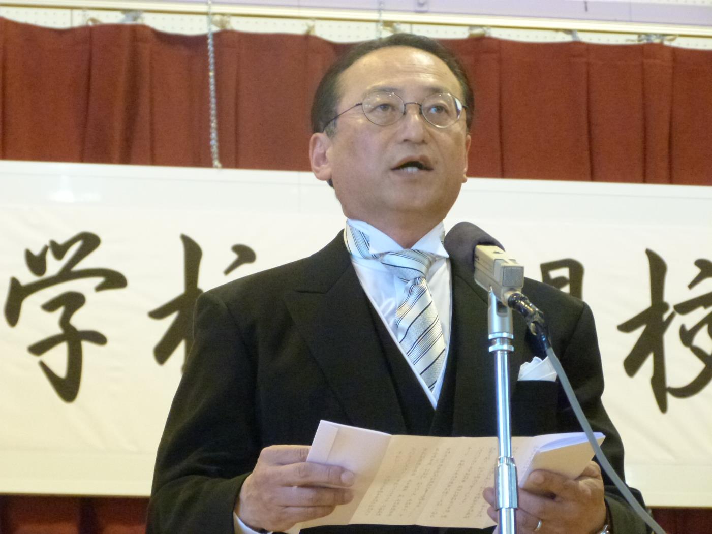 青柳中開校式・松田校長（上）