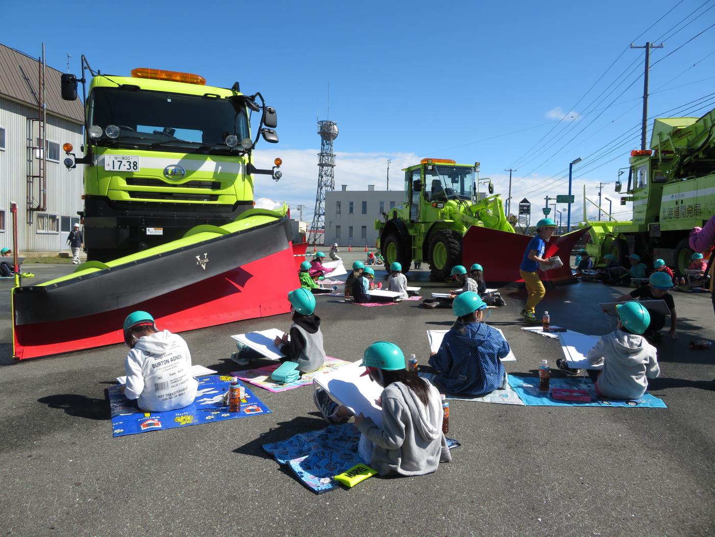 稚内東小除雪車見学と写生会