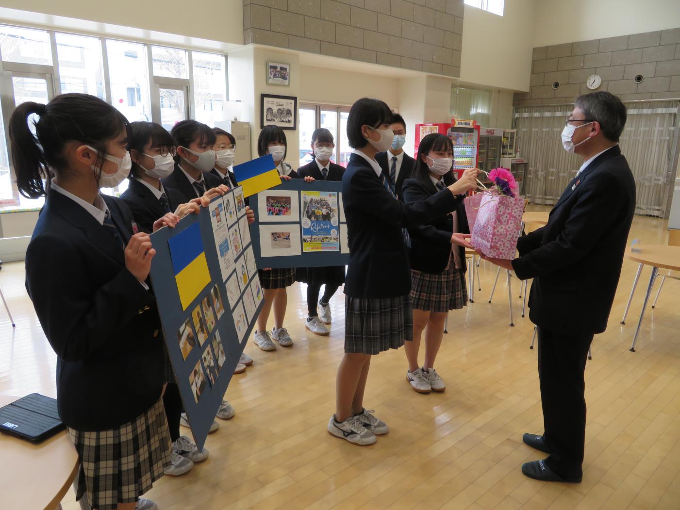 札幌開成中等 生徒作成 スポーツ局にマスク贈呈 ウクライナ選手の活躍願い 北海道通信社 Dotsu Net 日刊教育版