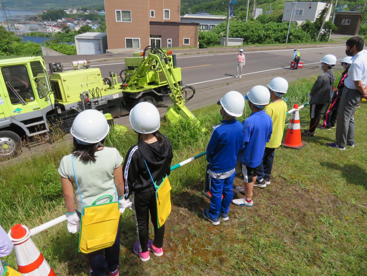 泊小学校茅沼建設工業除草見学会