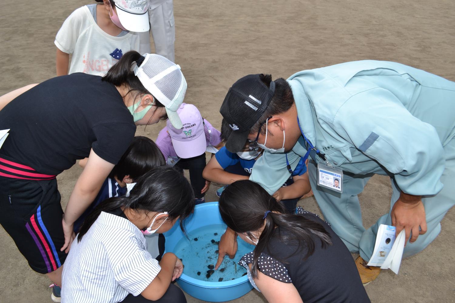 網走開建・西小児童水生生物観察会