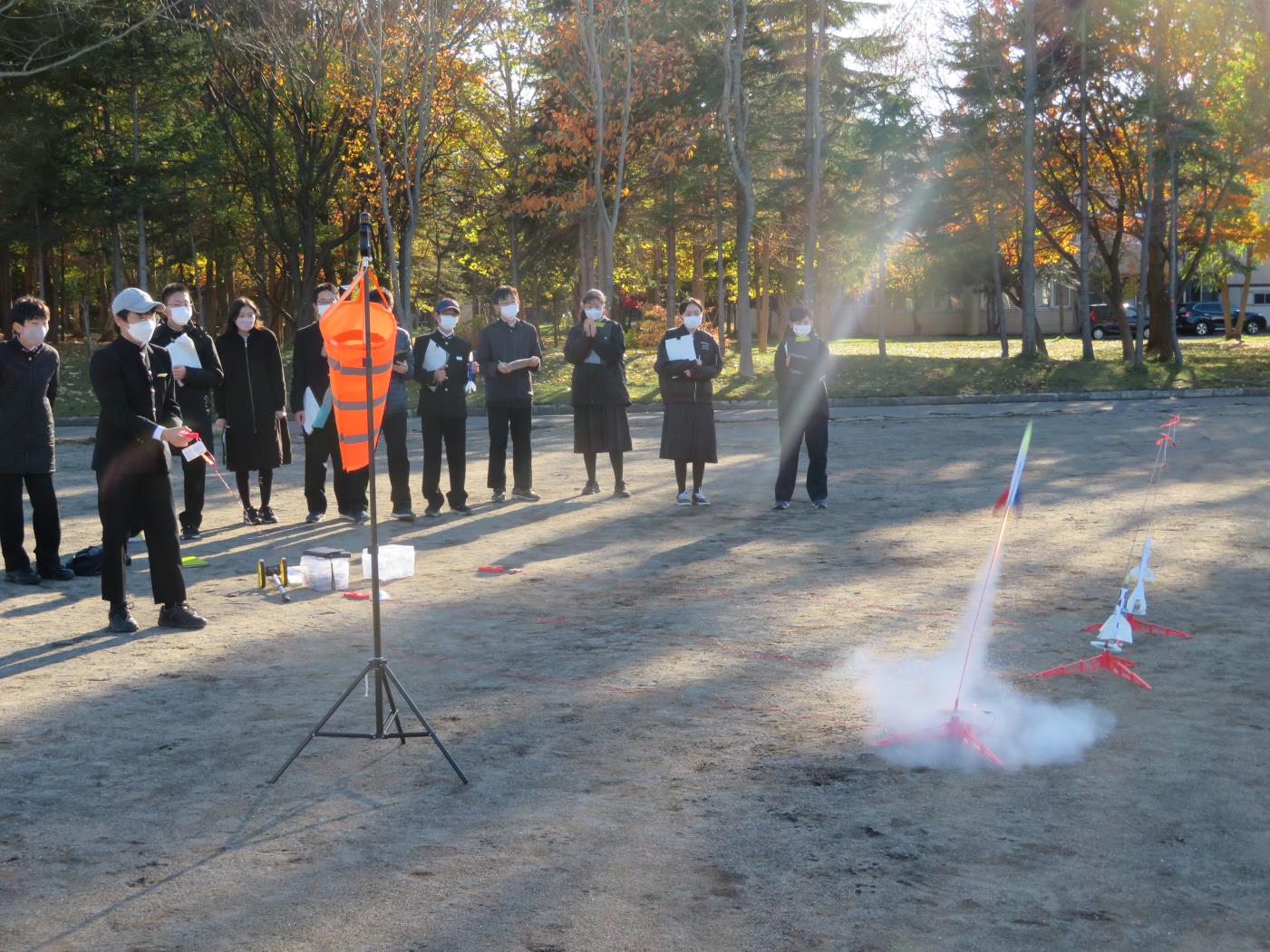 附属中学校でロケット発射の教室