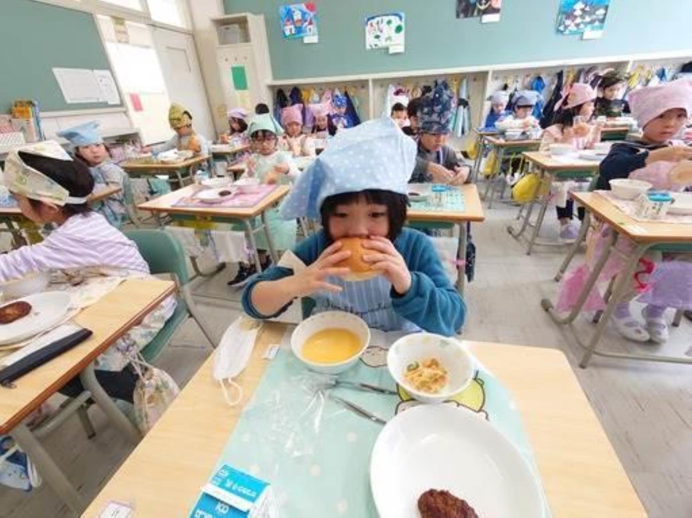 小学１年生に初めての給食