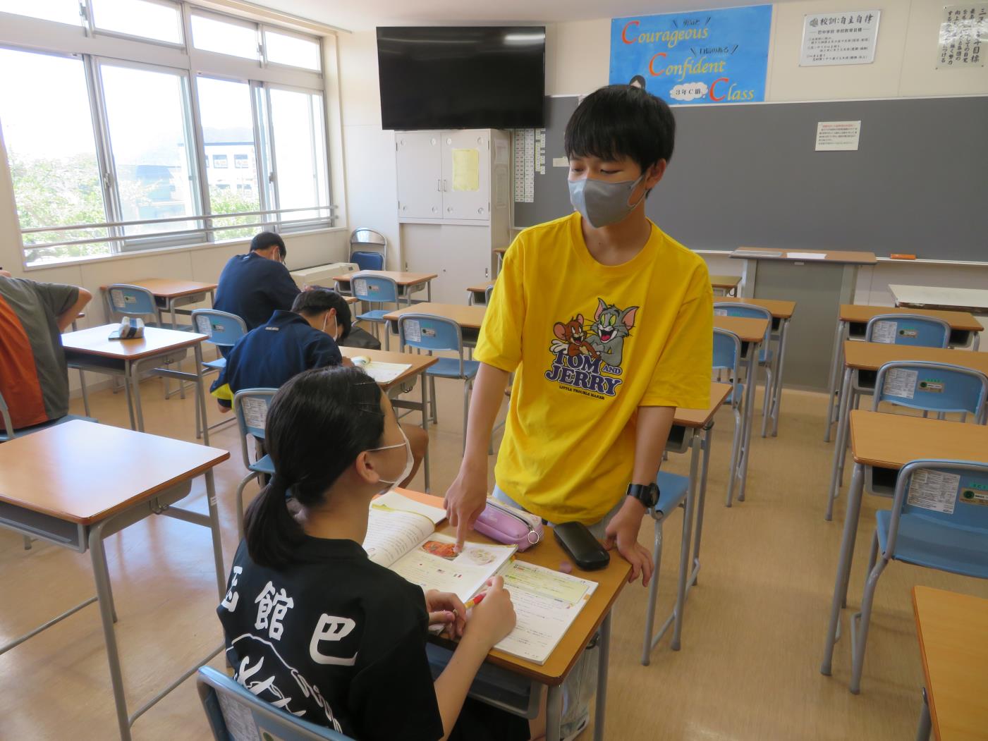 函館中部高生が中学生に勉強を教える学習サポート会