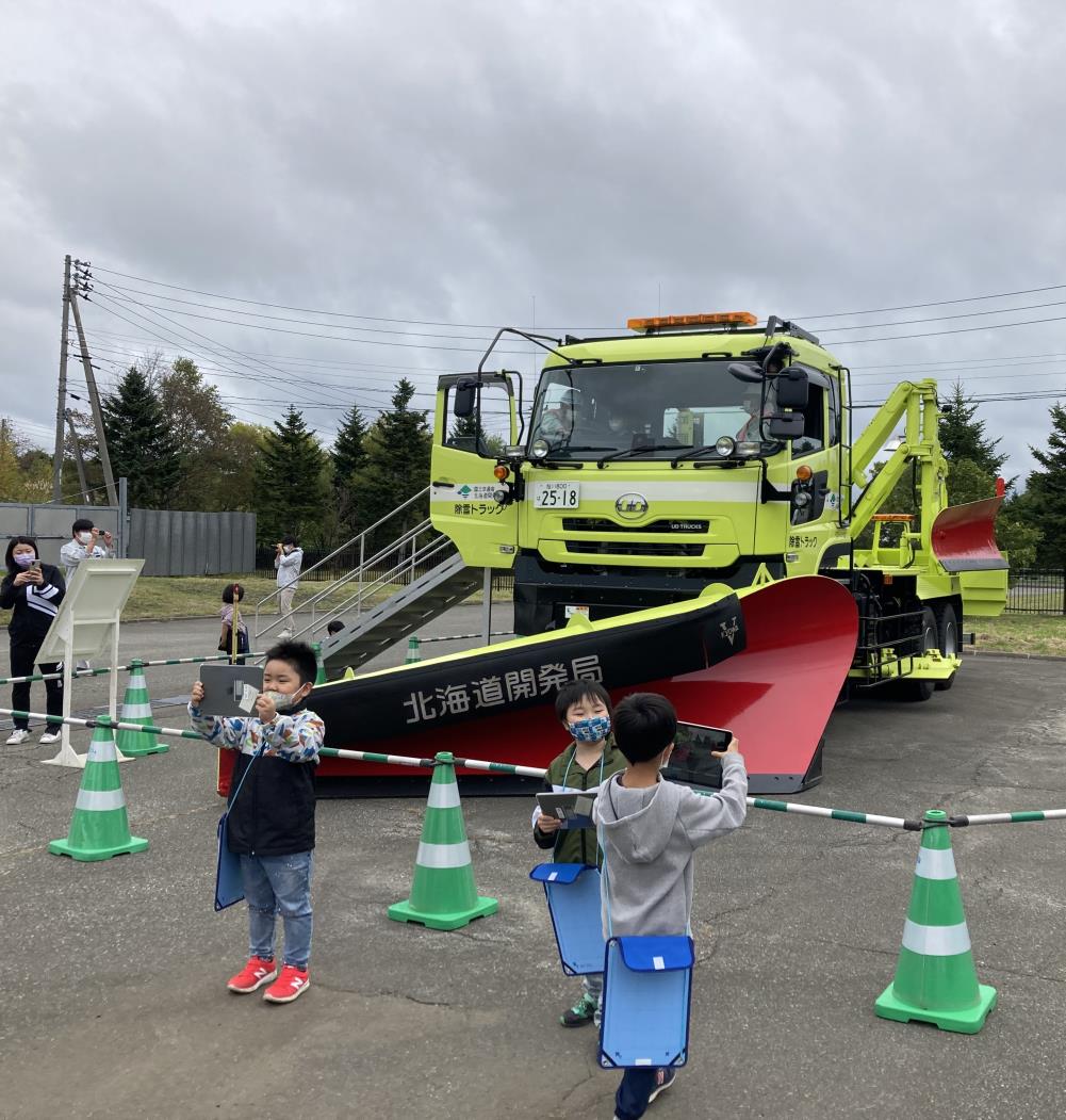 枝幸小の児童が乗車体験