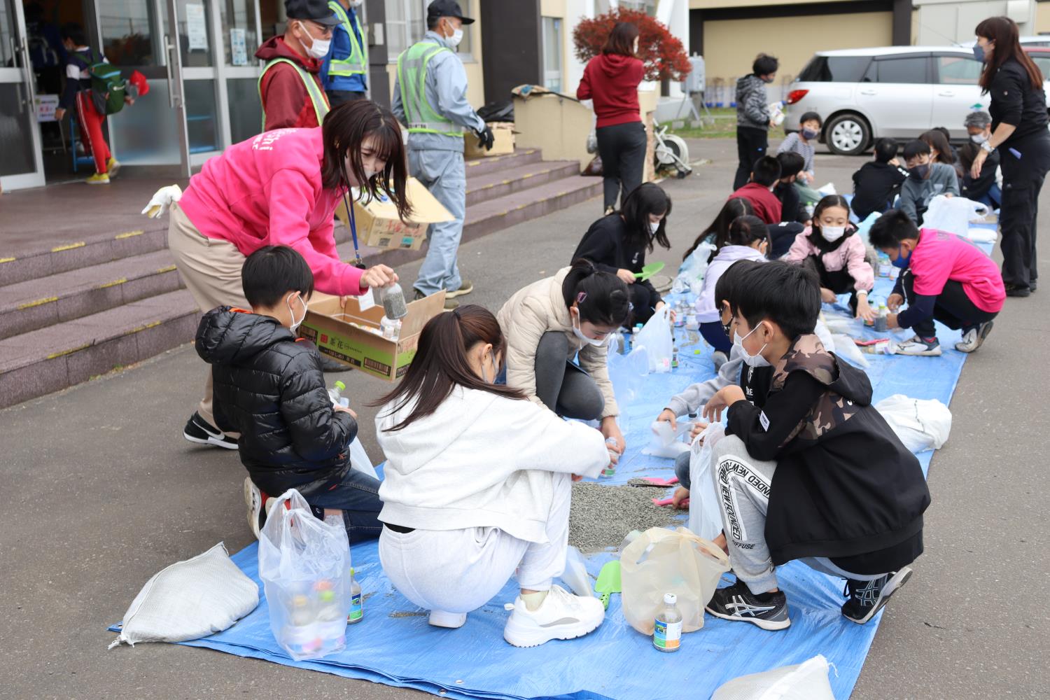 小樽花園と小樽開建砂入りペットボトル製作