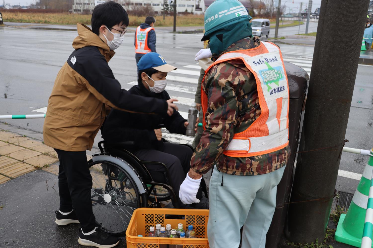 山本建設が稚内養護と砂詰めペットボトル設置