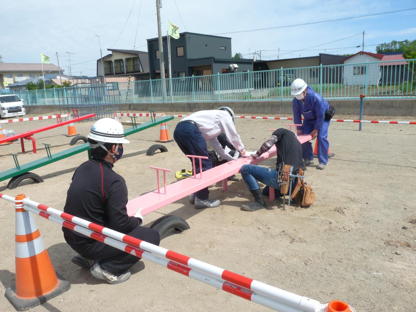 津別小でシーソー設置