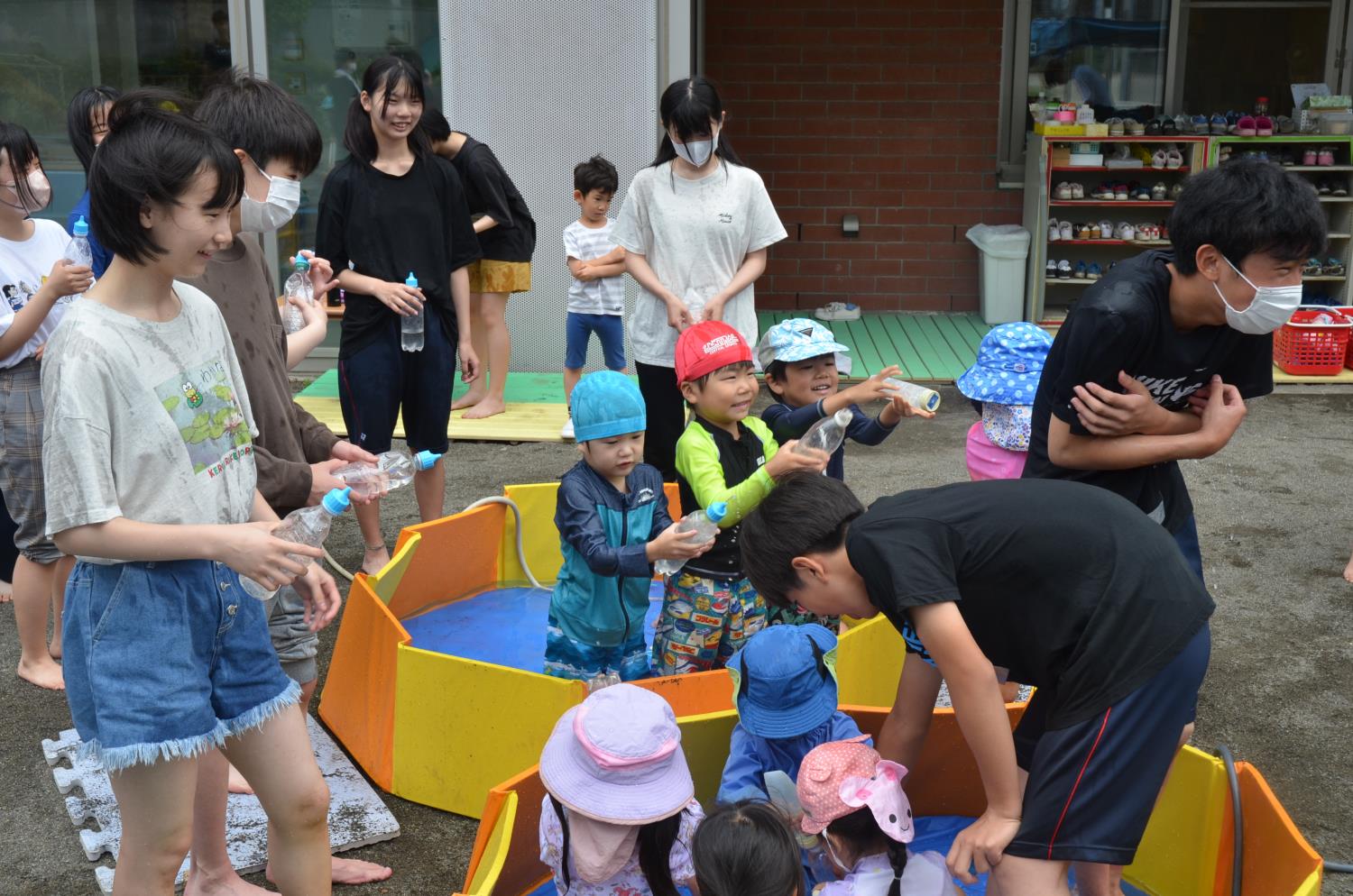 中央中３年が中央幼と触れ合い