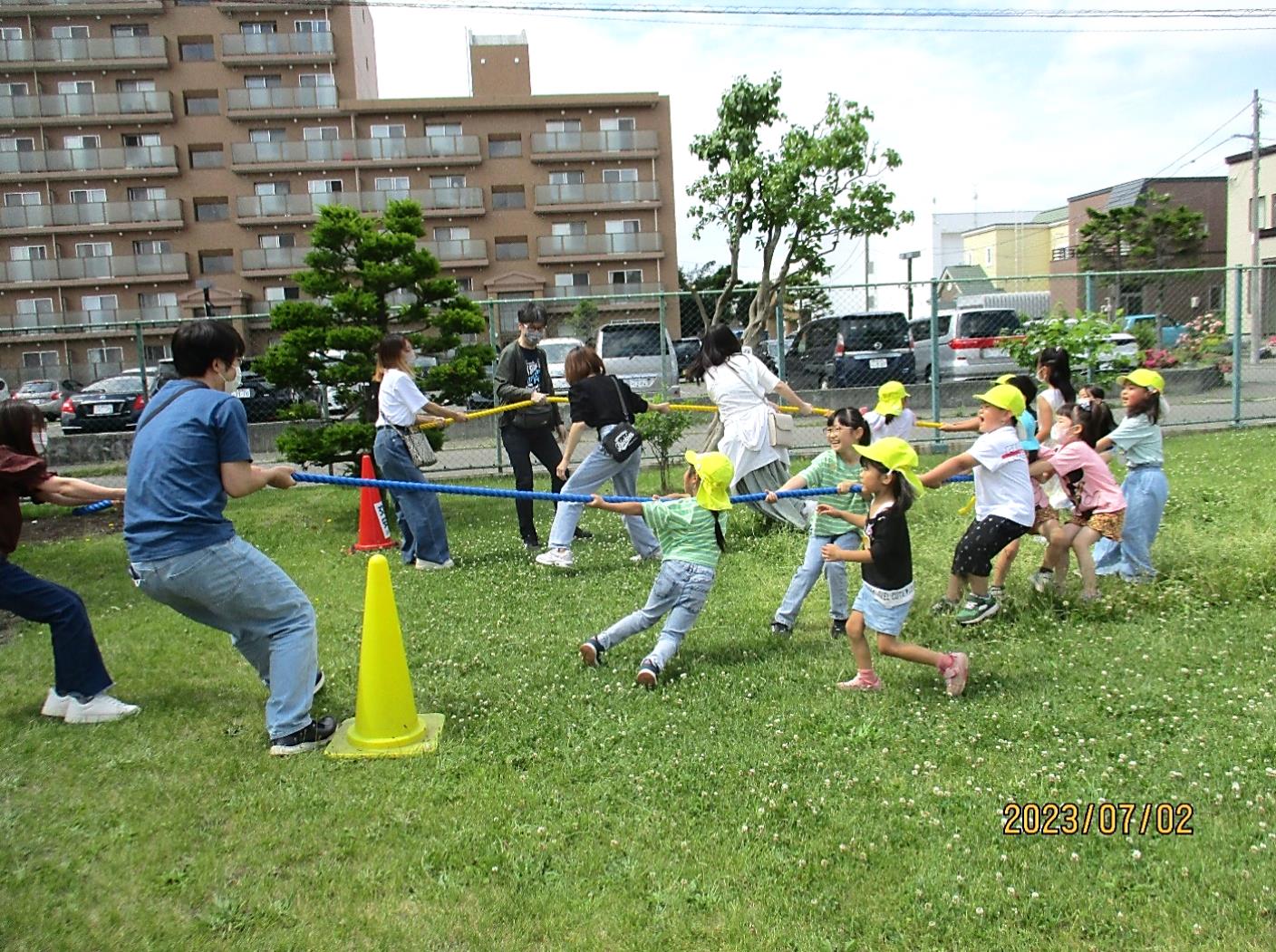 園長室から日曜参観～親子で綱取り対決