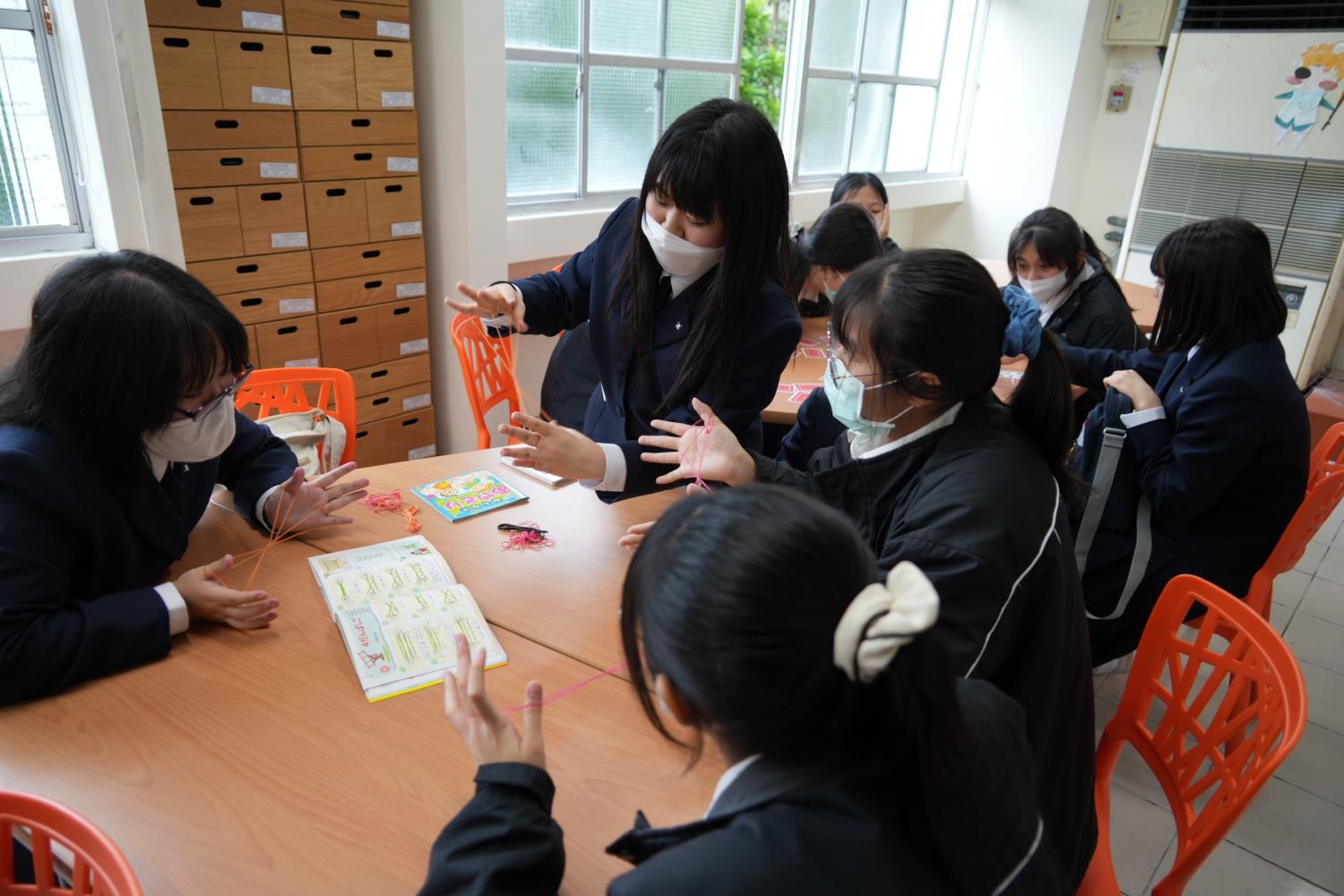 ①景文高級中学との学校交流（日本の遊び・あやとり）