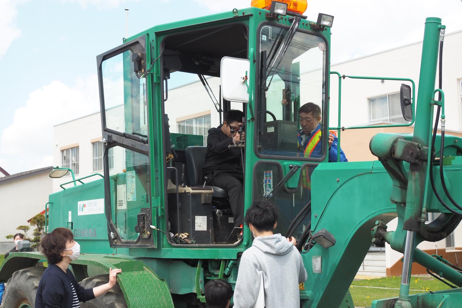 旭川盲学校で重機搭乗体験