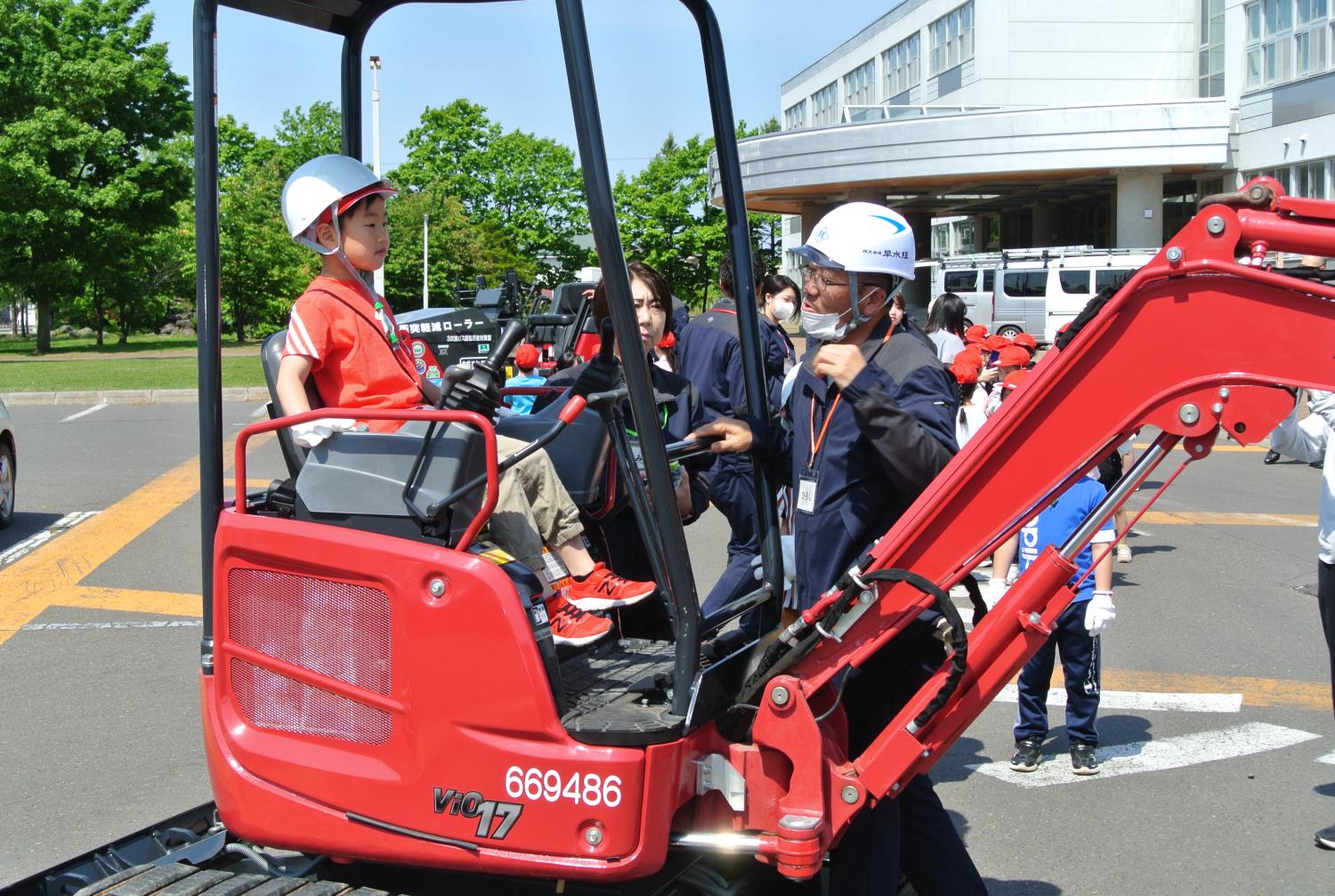 斜里小学校・重機の乗車体験