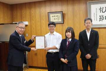 日教弘道支部から白老東高　授業や交流で使いたい　モルック３セット受領_画像＜1＞