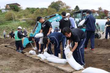 生徒たちは協力して排水溝を整備した
