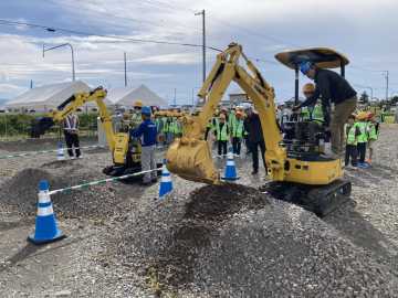 上川管内の建設関係団体　児童に工事現場を公開　重機体験や作業車試乗等_画像＜1＞