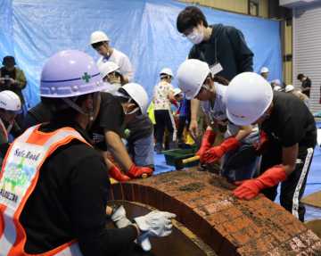 れんがでアーチ橋製作　泊小と神恵内小が体験学習_画像＜1＞