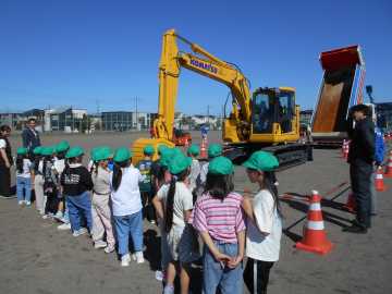 地元業界団体が出前授業　建設重機かっこいい！　苫小牧ウトナイ小_画像＜1＞