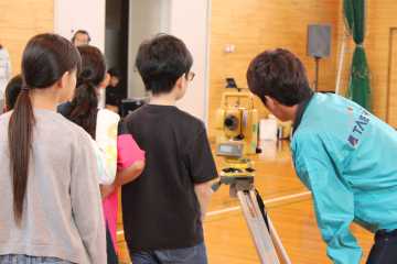 岩見沢北村小　泰進建設出前授業　「測る」のリアル学ぶ　ドローン操作など体験_画像＜1＞