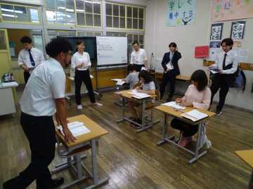 複式授業を見学する学生