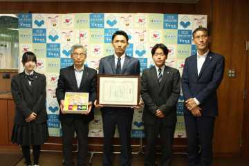 高瀬工業に感謝状　美唄尚栄高　網戸寄贈で_画像＜1＞