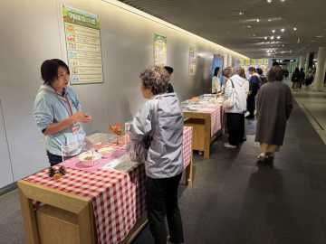 札幌市栄養士会　学校給食展 地産地消の取組PR 各時代の食器など展示_画像＜1＞