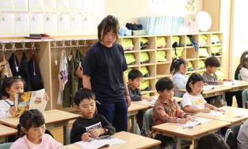 児童の朗読を見守る大井さん