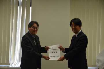 牧野会長（左）と田口センター長