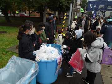 登校時に活動　環境美化意識高揚　地域に笑顔届けよう　札幌太平中校区　ごみ拾い_画像＜1＞
