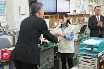 学習の充実へ教材寄贈　旭川末広北小に北洋銀と高田商事_画像＜1＞