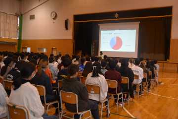 １７日に開催した２年生の中間報告会。代表生徒が進捗状況や今後の方向性を発表した