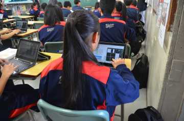 　国語の授業の様子。指で根拠になる一文を動かし、表にまとめた