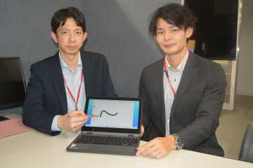 西條学校支援課長（左）と細井氏