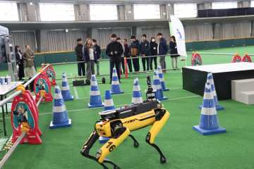 岩田地崎建設はイヌ型ロボットで建設業の未来をPR