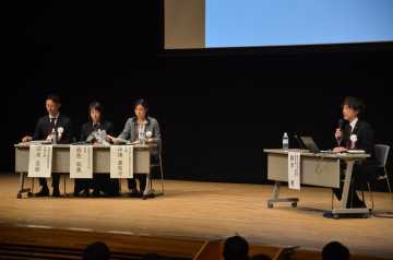 （右から）鈴木教授、中拂教諭、岩佐校長、河本指導主事