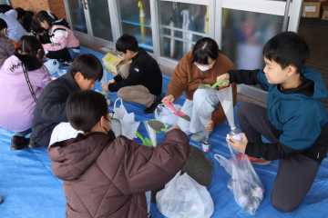 安全な冬道歩行支援　小樽花園小　小樽開建と協働　砂入りペットボトル製作_画像＜1＞