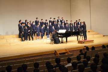 歌声を披露する特別支援学級の生徒たち