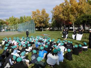 札幌新川高生徒会が落ち葉拾い 地域一体で清掃活動 新川小、新光小児童も参加_画像＜1＞