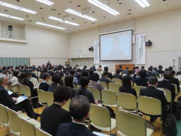 災害時の子どもの心のケアについて説いた