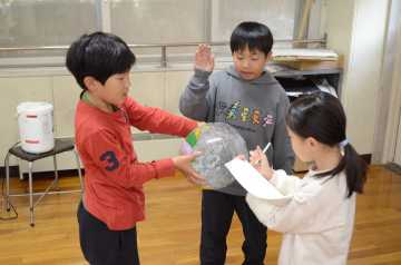ボールを使って地球表面の水と陸の割合を求めた