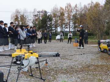 道教委　ONE―TEAMフォーラム　持続可能な連携探る　更別農高でドローン出前授業〈道東〉_画像＜1＞