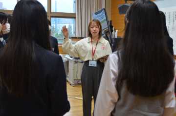 合唱コンクールに向け、学生から練習のこつを教わる美香保中の生徒たち