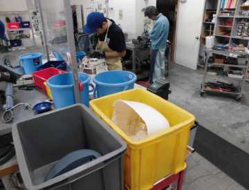 家電製品を解体し、金属を回収する生徒 オンラインで実践の成果を披露した