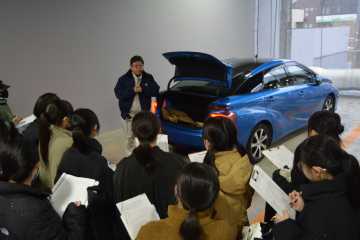 水素を燃料とするＦＣＥＶを見学する生徒たち