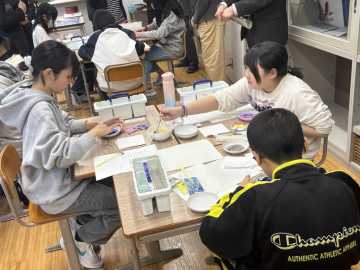 岩絵の具を用いて熱心に制作活動に取り組んだ