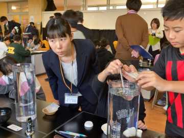 釧路市鶴野小５年　もののとけ方　問題を自分事に捉える　２種の薬品で比較実験_画像＜1＞