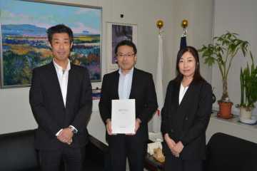 （左から）岡部会長、中島教育長、明田川副会長